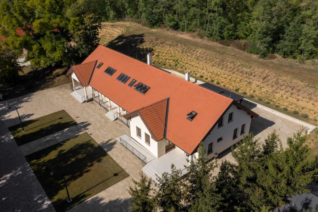 Tivorányi Vendégház Az épület felülről, parkolással